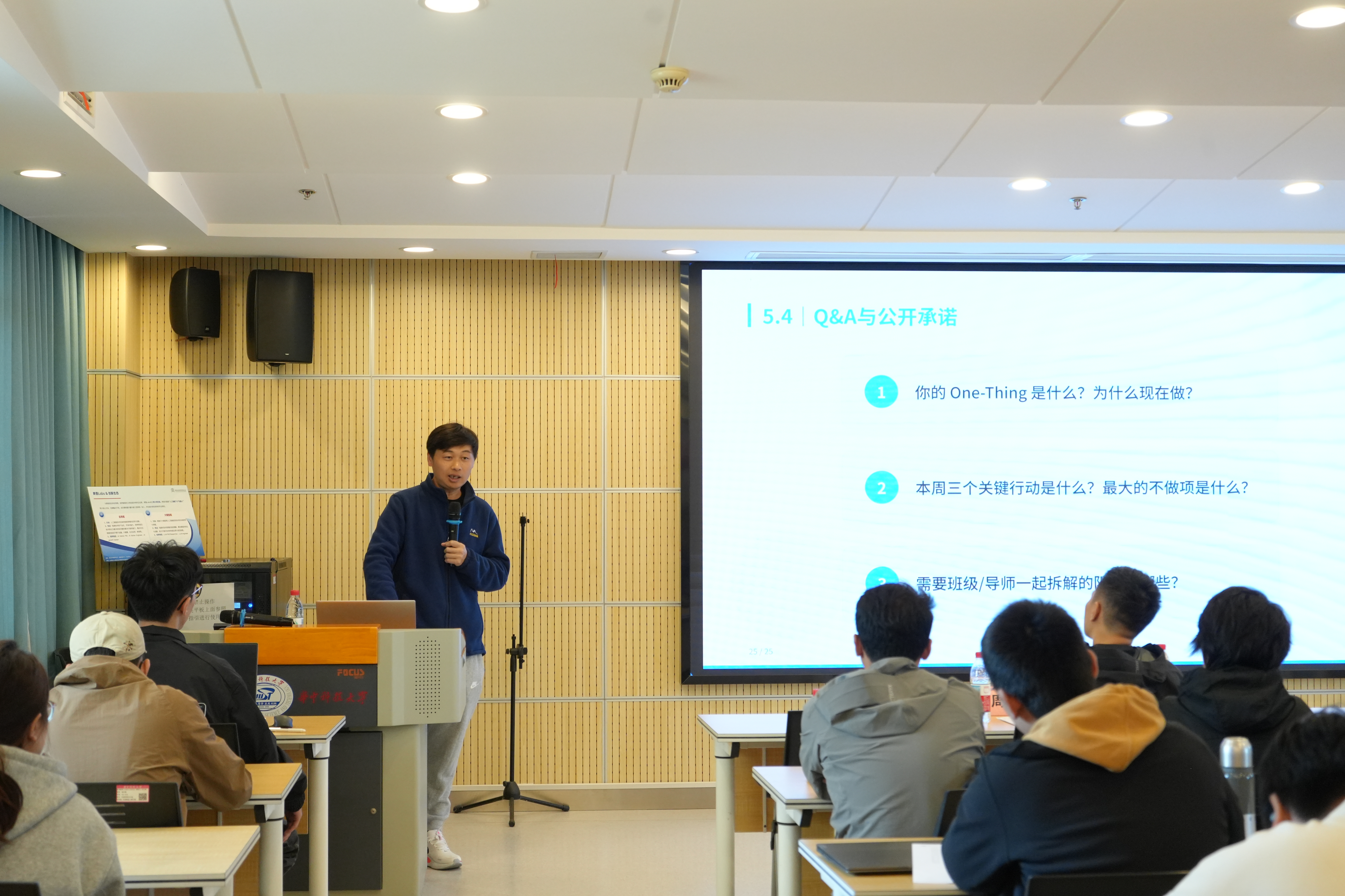 成员在实验室合作